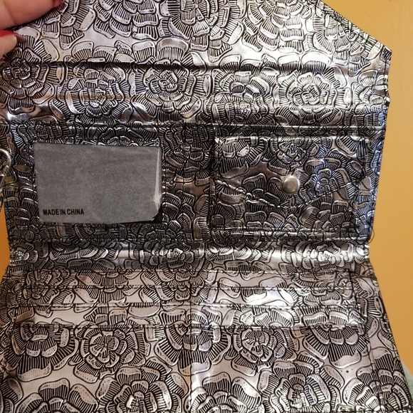 Silver and Black 'Clutch/wristlet' - Picture 4 of 5